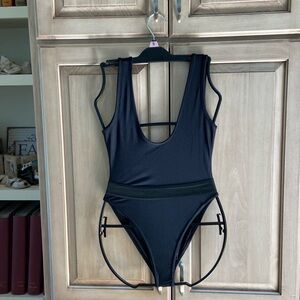 PrettyLittleThing black one piece sz 2 nwt one pc swim